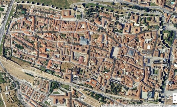 longitud de la muralla de avila
